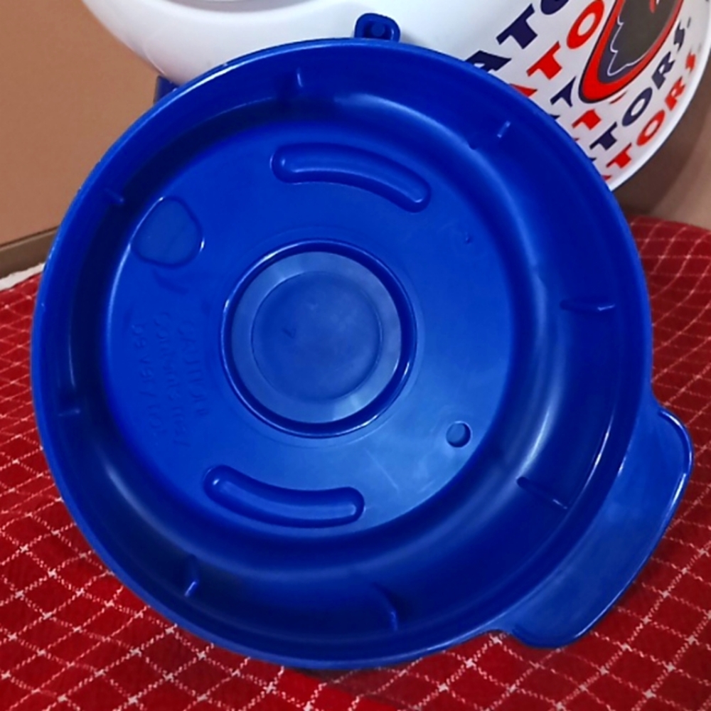 GATORS 64 OZ Mug/Small Cooler. Featuring The University Of Florida Gators. - Picture 12 of 16